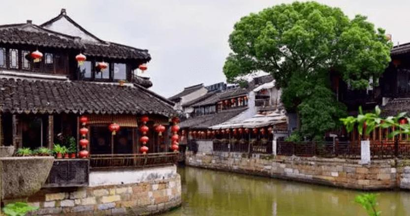 我女朋友属于那种乖乖女，夏天就穿七分裤，冬天就穿牛仔裤，只穿旅游鞋白袜子，我怎么才能让她换一种风格游戏画面